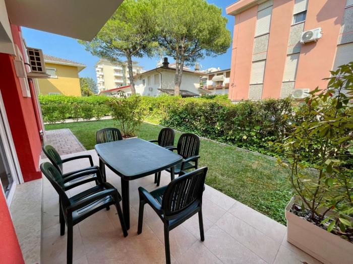 Flat with private garden by the sea