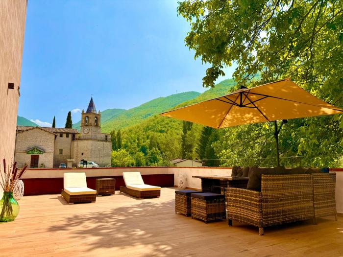 Locazione Turistica al Castello di Scopoli, situata tra Pale e Rasiglia sulla via Francigena a due passi da Sellano Foligno Assisi e Spoleto