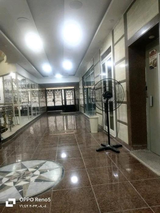 شقه فاخره مجهزه بالكامل مكيفه مع ثلاث غرف في وسط الاقصر