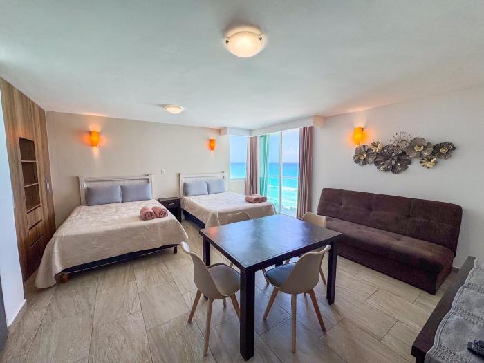 Oceanfront wbalcony, pool & beach access