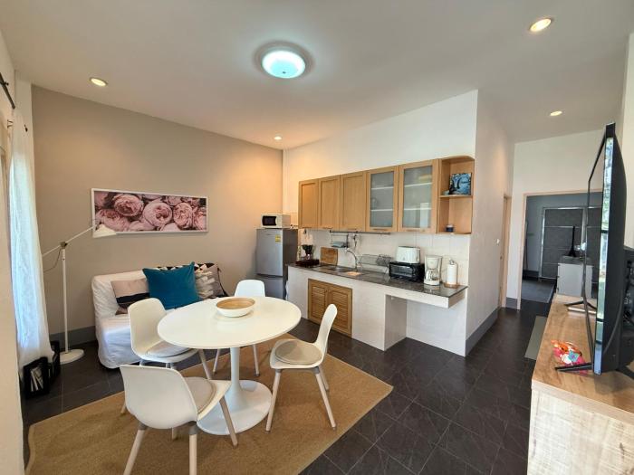 Tropical 1 Bedroom Pool House In Central Location