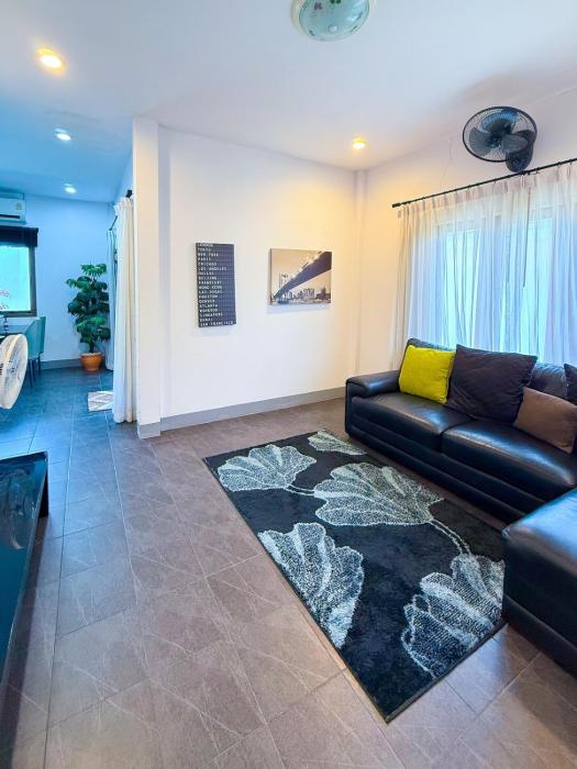 Tropical 2 Bedroom Pool House In Central Location