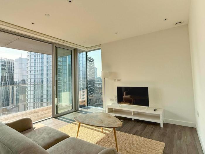 Luxury 1BR with Balcony & City Views near Aldgate