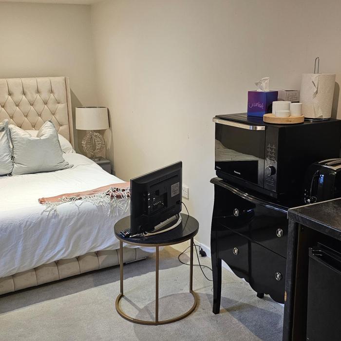 Cosy Studio Getaway - Free Parking & Central Links