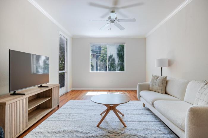 Blueground Venice pool wd nr beach LAX-1332