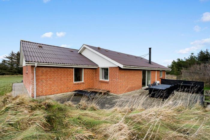 Large, Well-Maintained Holiday Home Near Søndervig, With Activity Room, 6-Person Outdoor Hot Tub And Sauna