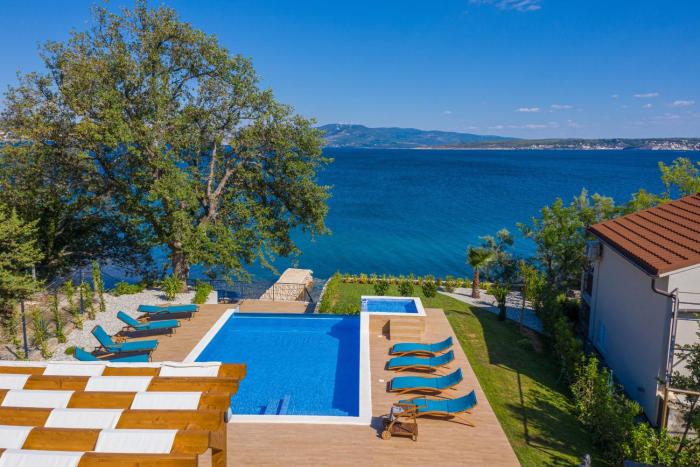 Beachfront villa Promenada