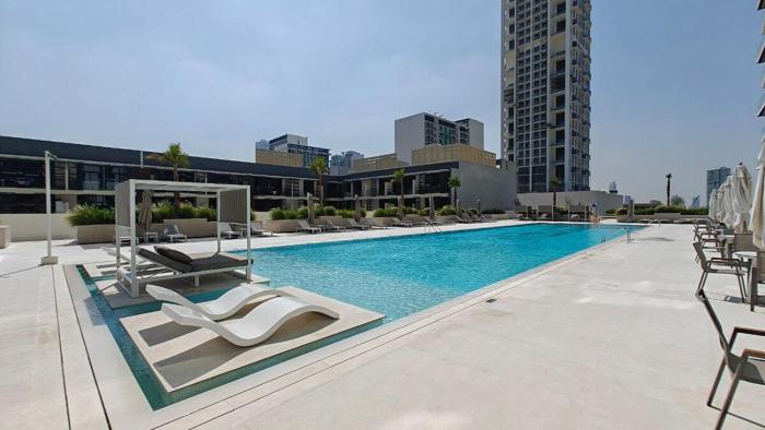 Vogue Vacation Homes, JVC Binghatti Corner near Circle Mall, One Bedroom Apartment with Balcony and City View, Access toAmenities