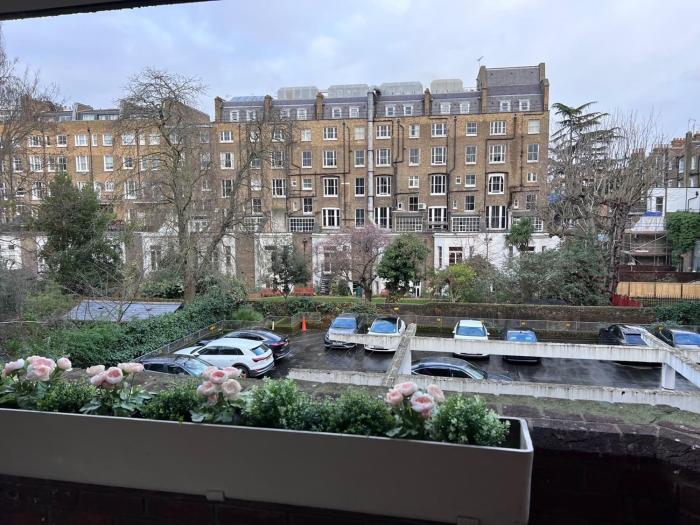 Refurbished Kensington Studio with Balcony near Tube