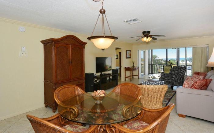 Crescent Royale Condominiums 303