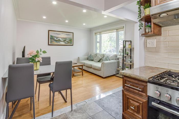 Beautiful house near bluffers beach, 25 minutes to Toronto Downtown, free parking, and wifi