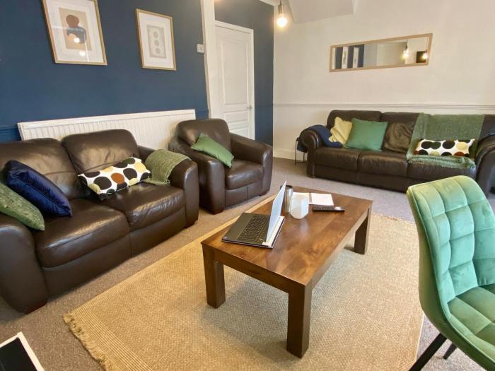 Charming 4BR Home - Free WiFi -Perfect for Contractors