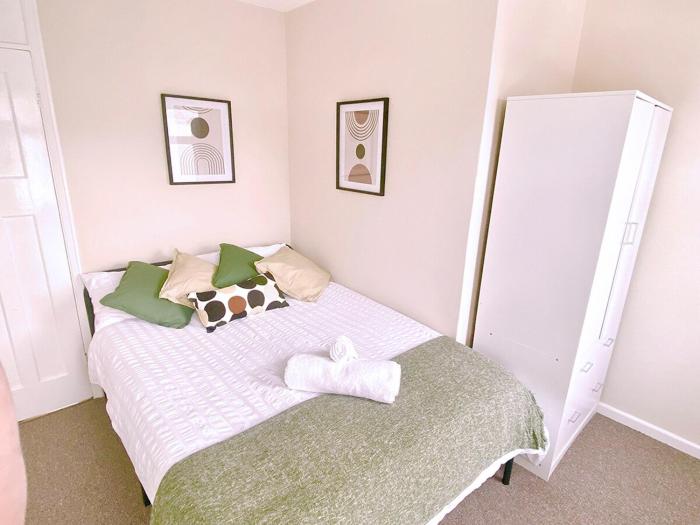 Spacious 4BDR Home - Free WiFi -Ideal for Contractors
