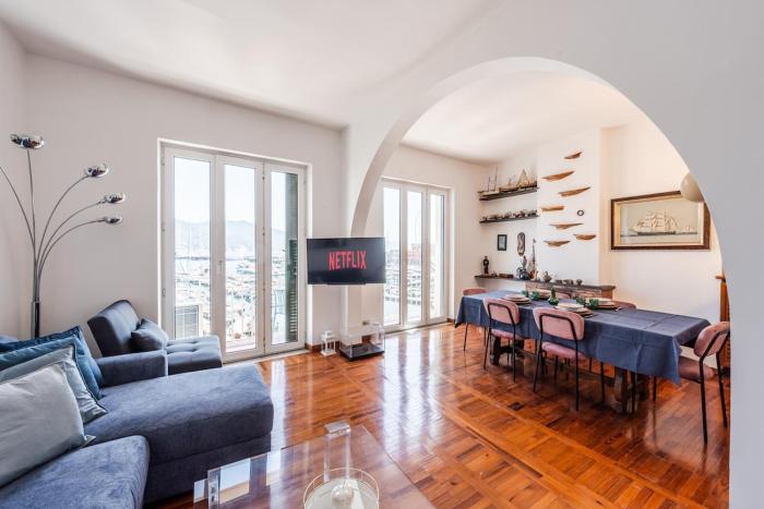 Sea View Home - Steps to Sea - AC - WiFi - Center