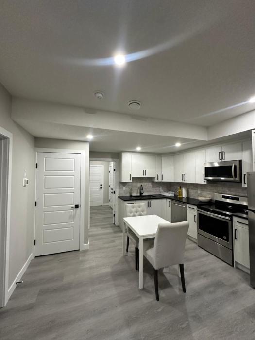 Beautiful 2 bedroom 2 bath in NW Calgary