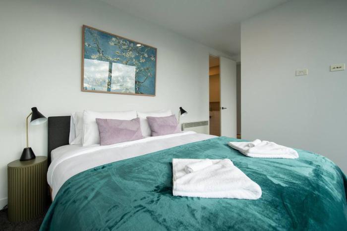 Private Apartment Stylish Penthouse Oasis Near Royal Park including Parking