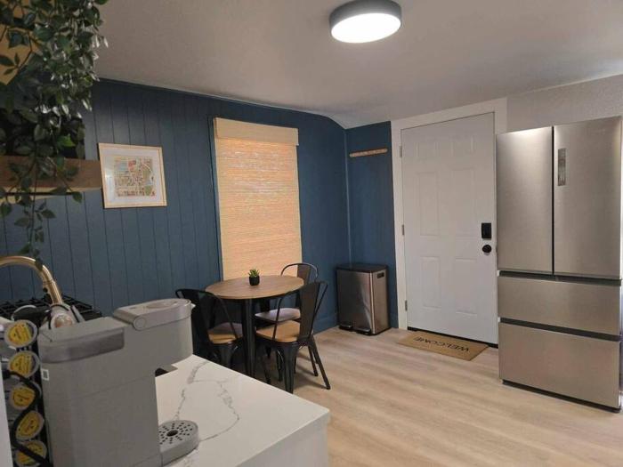 Whole house in Walkers Point + Parking + AC