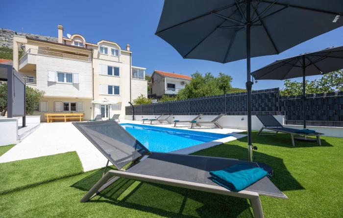 5 Bedroom Lovely Home In Kucine