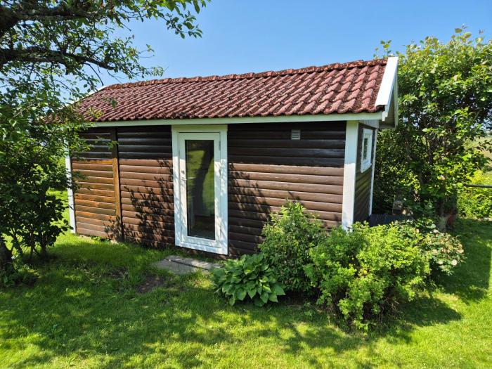 Liten stuga nära hav och natur