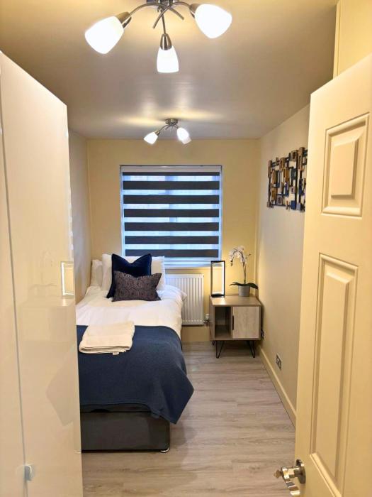 Aisiki Stays Apartments at Colindale, Ground Floor, 2-Bedroom & 1-Bathroom, Pet-Friendly, with Free Wi-Fi and Parking Space
