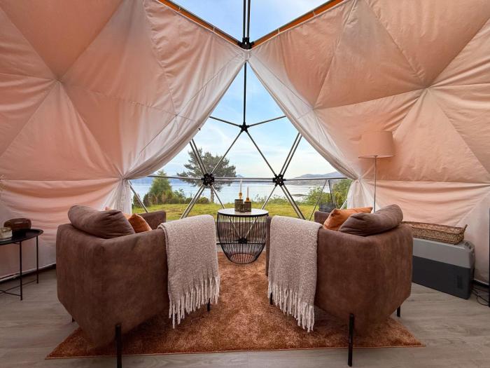 Idyllisk overnatting i dome ved sandstrand