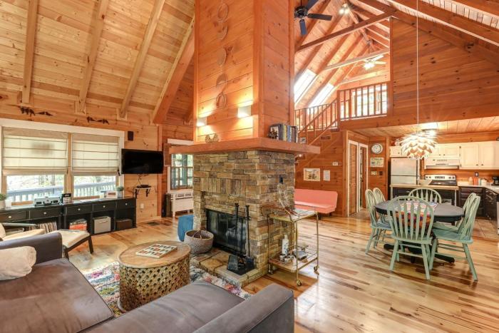 Respite at Big Canoe - Wood-burning fireplace bright interiors Wifi
