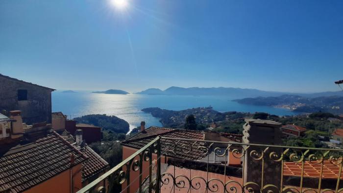 La Serra, Tipica terratetto ligure affacciata sul Golfo dei Poeti