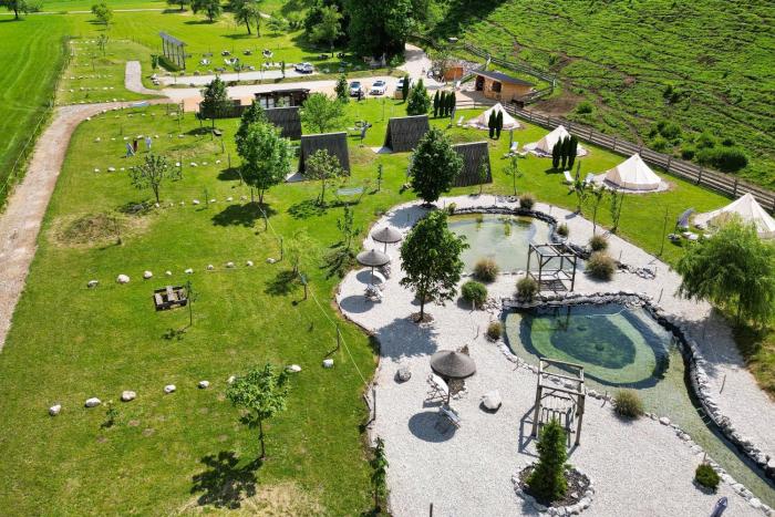 Camp Garden Park-Empty Pitches and Glamping Tents