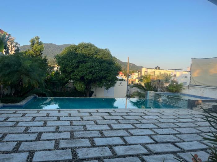 Villa las orquídeas terraza y piscina grande, a 5 minutos de la playa!!