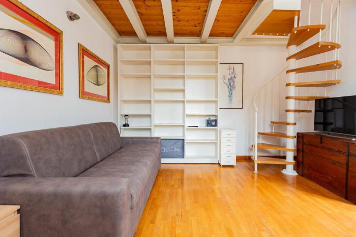 INGEGNOLI1 Bright top floor apartment by Hospity