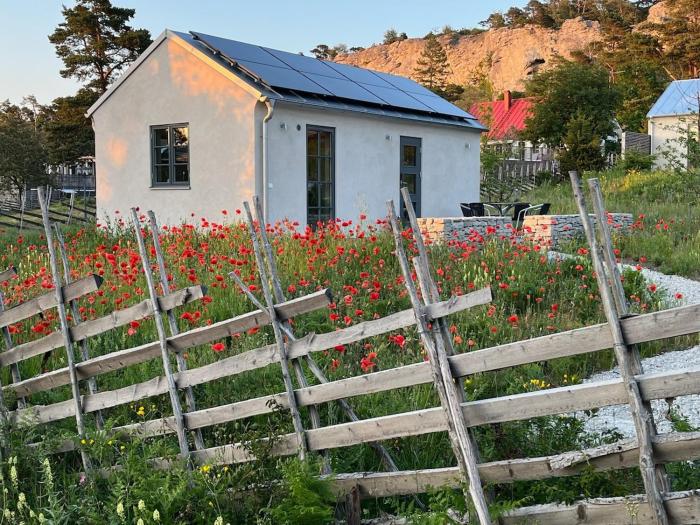 Nybyggt litet stenhus nära havet i Brissund