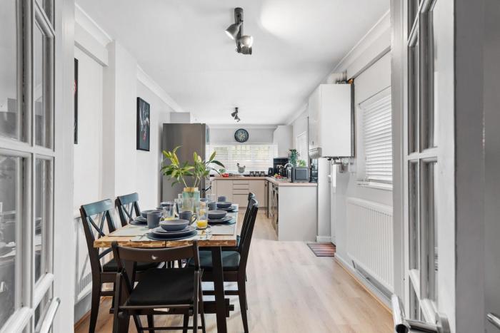 4 Bed - 2 Bath - Central - Ideal for Contractors