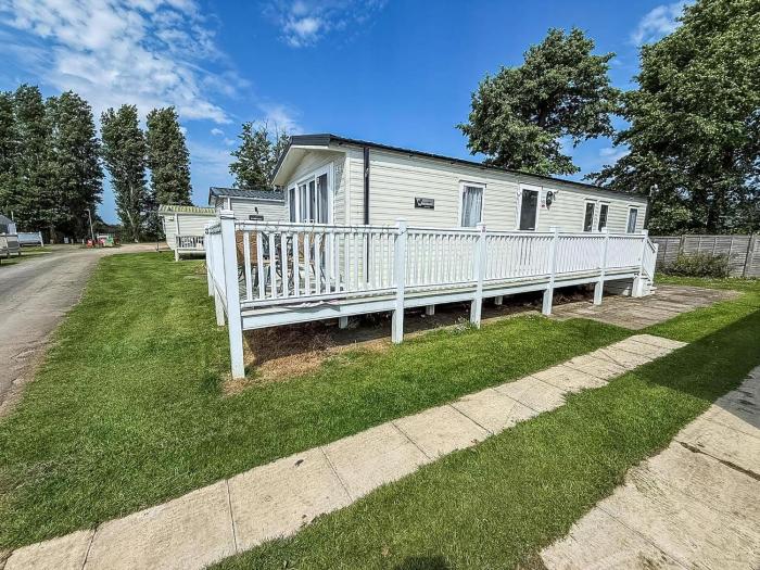 Beautiful Caravan With Decking At Manor Park In Hunstanton Ref 23042B