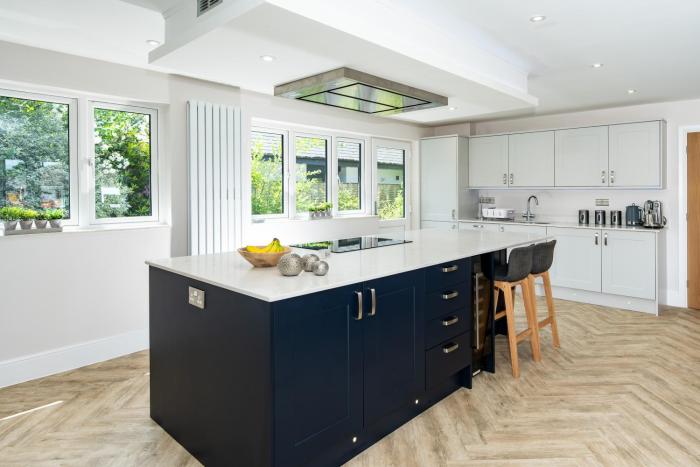 NEW! Stunning & Huge 5BR with Parking & Garden - Perfect for Families & Groups! Excellent Location