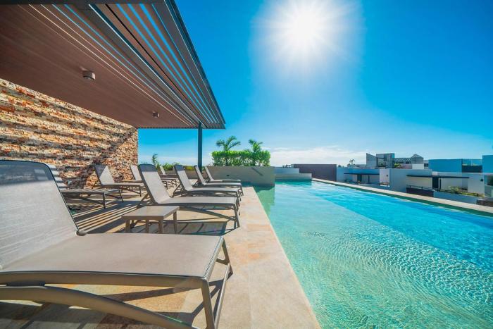 Luxury Studio with Pool and Gym - Modern and Central - at Syrena Condos 201