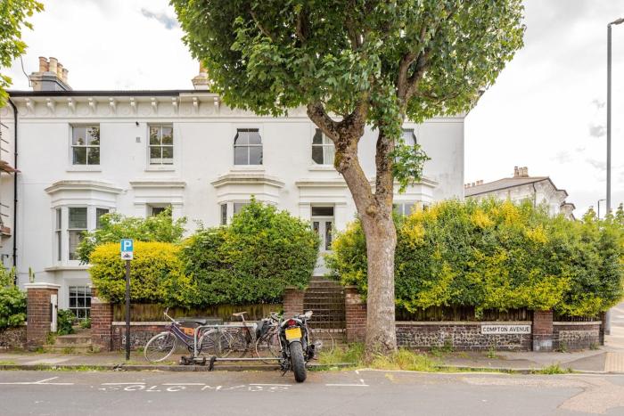 Perfect Brighton getaway near beach, town, station