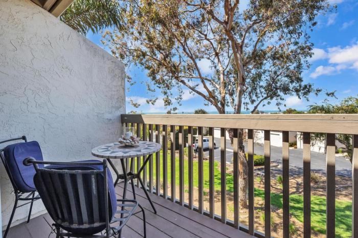 2BR Condo with Views Near Shops and Food, Fast WiFi