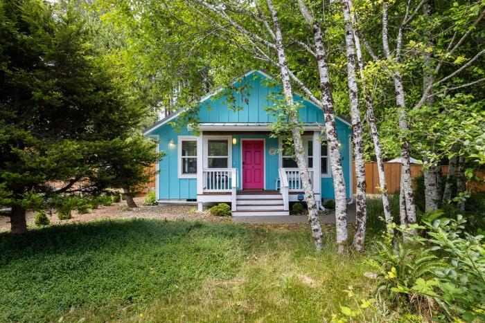 The Razor Clam 2 bdrm cottage with hot tub, pet ok
