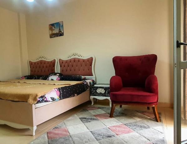 home close to airport- airport pick up available