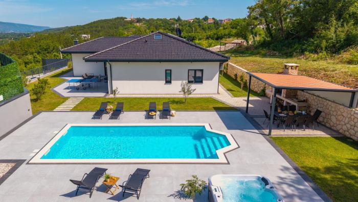 Villa Lauret with Hot-Tub, Sauna, Heated Pool, 3 En Suite Bedrooms