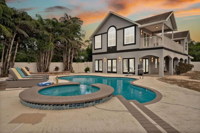 Luxury Waterfront Villa Heated Pool & Gameroom