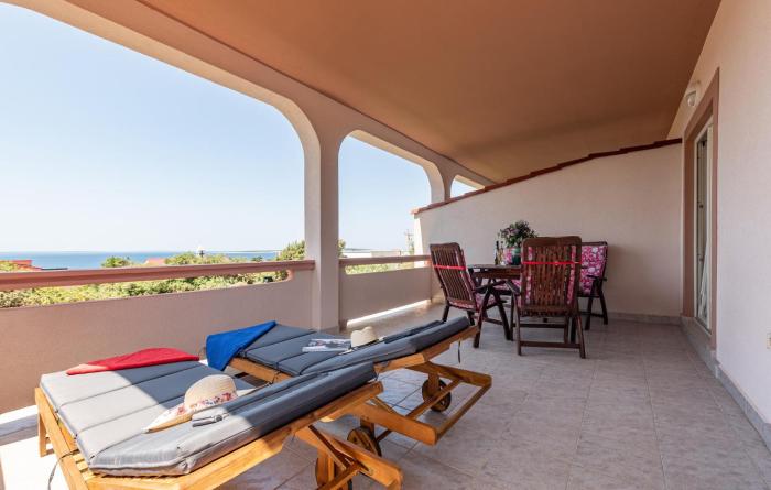 1 Bedroom Stunning Apartment In Mandre