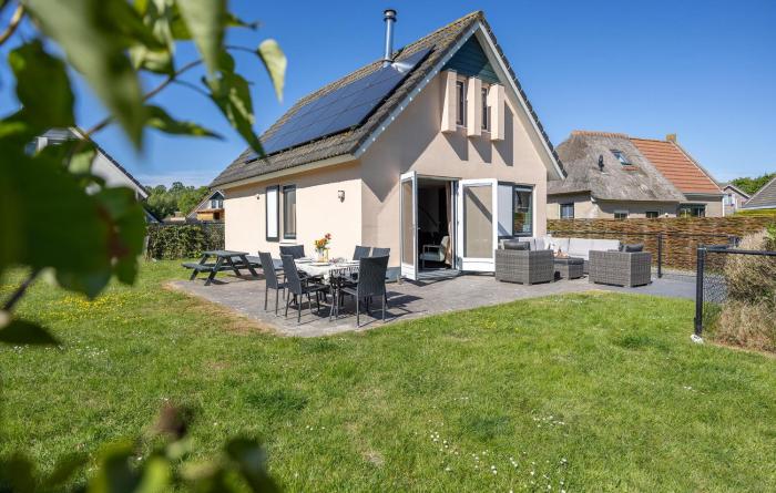 Nice Home In Tzummarum With Wifi