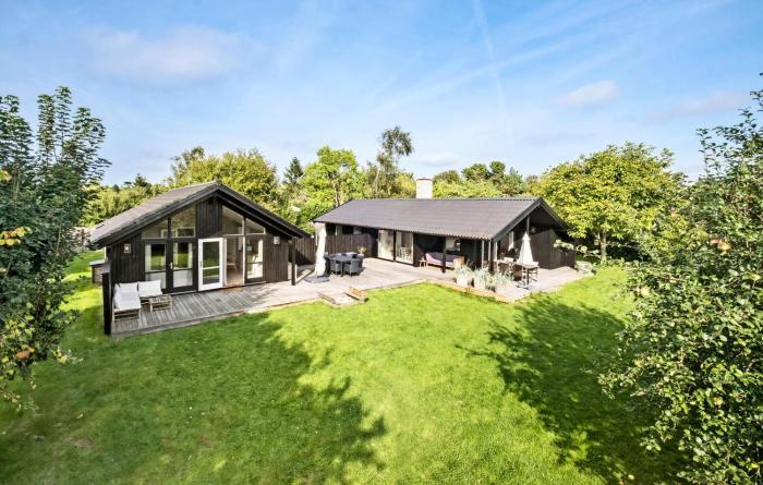 5 Bedroom Stunning Home In Tisvildeleje