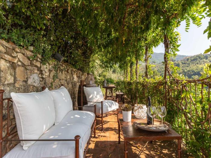 Tuscan Farmhouse with Infinity Pool Retreat