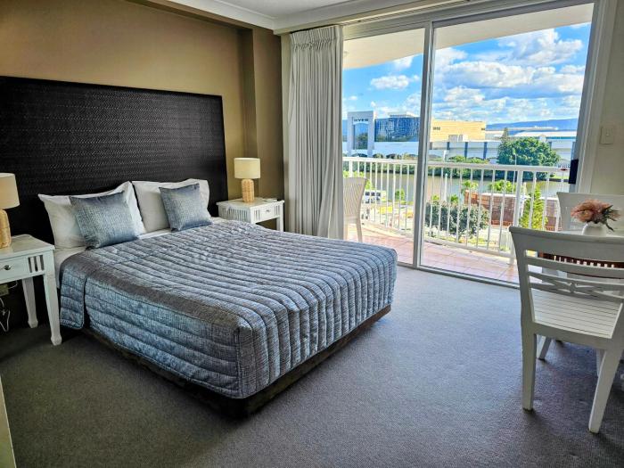 Bel Air Studio - River & MountainViews