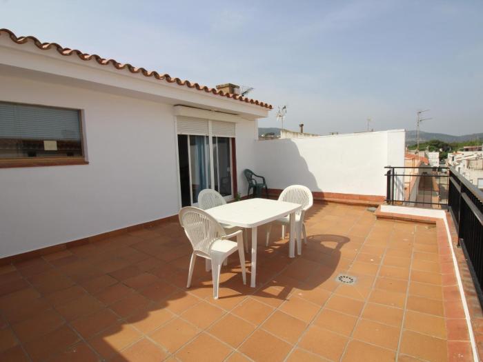 Ático céntrico renovado con gran terraza a solo 100m de la playa del Puerto - ES-228-34