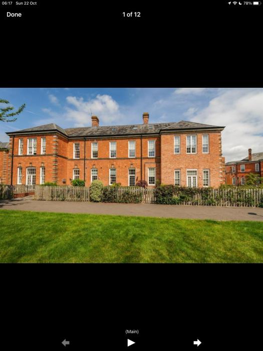 Lovely Bed and Breakfast in Chichester nr Festival Theatre City Centre and Goodwood Top Floor Spacious Kingsize Ensuite