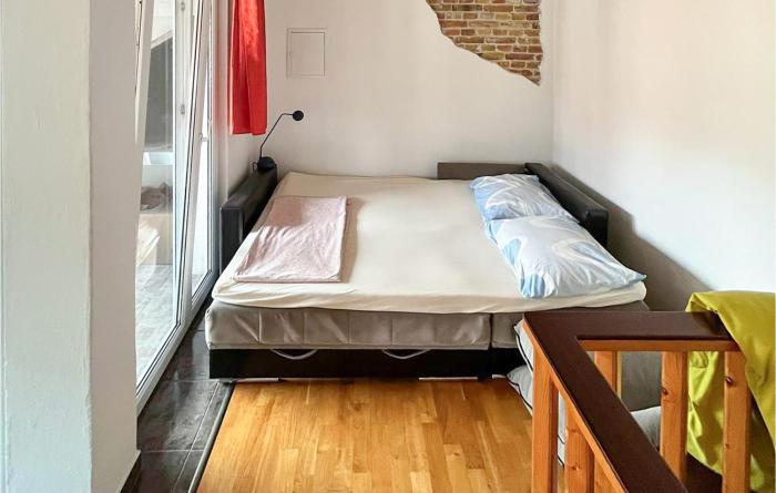 Cozy Apartment In Kastel Stafilic With Wifi