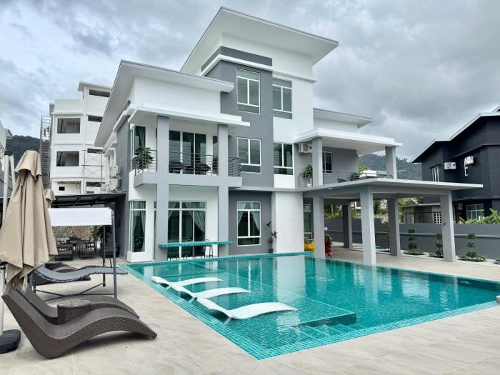 Private Pool Retreat, Langkawi Villa w Karaoke by Zervin